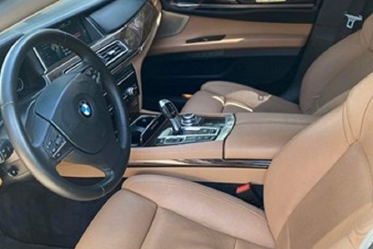 Thông tin người bán đăng tải cho biết, chiếc xe sang BMW 760 Li của Minh Nhựa thuộc đời cũ và đã lăn bánh được khoảng hơn 70.000 km, tình trạng là xe đời 2012, đăng ký 2013 và giá thách cưới chưa được tiết lộ.