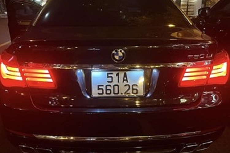 Trong đó, giới mê xe đã hay tin về cặp đôi xe sang Minh Nhựa mới tậu trong 5 tháng qua là Mercedes-Benz S450L Luxury 2022 và Audi A8L 2022 đã được thanh lý, còn chiếc xe thứ 3 chúng tôi mới biết được thông tin đó chính là BMW 760 Li đời 2012.