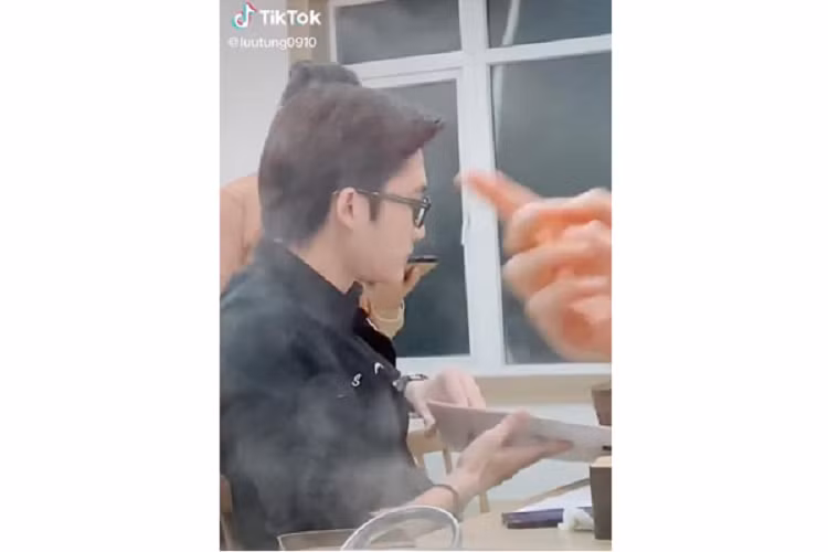 Duy cua 'Thuong ngay nang ve' bi quay len khi an o quan