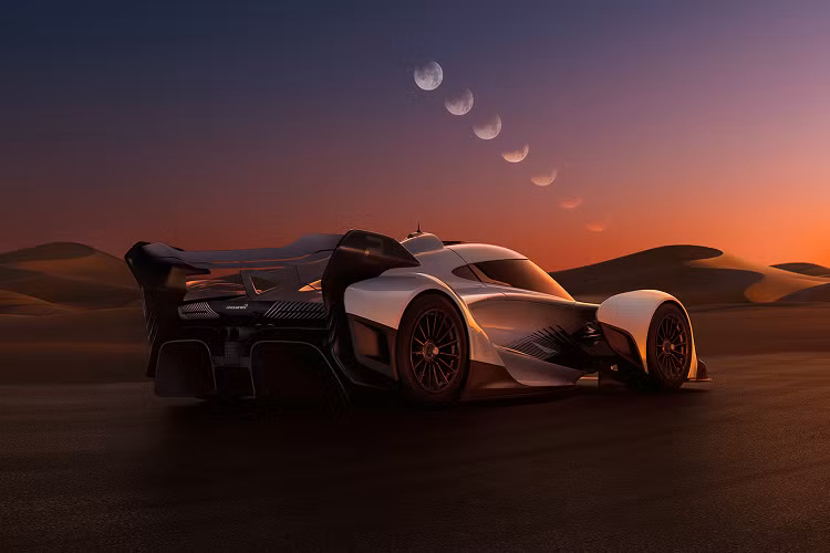 Giám đốc điều hành của McLaren, Michael Leiters đã đánh dấu thành tựu này bằng cách nói “McLaren Solus GT là sự hiện thực hóa của một mẫu xe ý tưởng McLaren cấp tiến ban đầu được tạo ra cho thế giới đua xe ảo. Được thiết kế không có bất kỳ hạn chế nào từ các quy định về đường bộ hoặc cuộc đua, nhưng với toàn bộ kiến thức chuyên môn của McLaren để biến nó thành hiện thực, chiếc xe thể hiện tinh thần tiên phong của thương hiệu chúng tôi.”