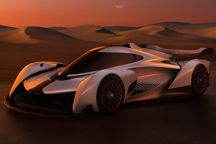 Mẫu xe này có thiết kế hoàn toàn khác biệt so với những dòng xe khác thuộc thương hiệu McLaren. Bruno Senna, tay đua và người thử nghiệm nguyên mẫu cho Solus GT nói với Bloomberg rằng việc lái chiếc xe này là một trải nghiệm hoàn toàn khác biệt khi so sánh với những siêu xe Mclaren khác.