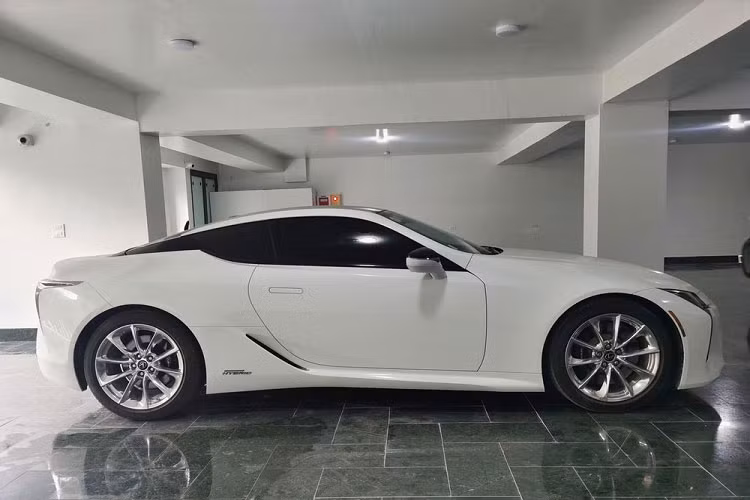 Ngoại thất xe Lexus LC 500h độc nhất Việt Nam có màu trắng cùng các chi tiết mạ crôm hoặc sơn đen. So với Lexus LC 500, mẫu xe thể thao mới về Cần Thơ định cư có sự khác biệt khác biệt rất lớn ở ngoại hình nhờ chi tiết này, cụ thể, phiên bản Lexus LC 500h có thêm logo Hybrid xuất hiện bên hông xe, thể hiện đây là 1 mẫu xe hybrid.