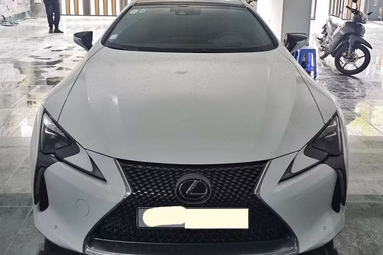 Mở cửa tiến vào bên trong khoang lái, Lexus LC 500h có ghế ngồi được bọc da cao cấp với tông màu đỏ làm chủ đạo, hệ thống giải trí với màn hình 10,3 inch kết nối cùng cụm phím touchpad. Một số chi tiết như bảng điều khiển trung tâm và bảng táp-lô đều do các thợ thủ công Takumi nổi tiếng của Lexus chế tạo.