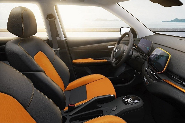 Ngoài vành la-zăng 17 inch như đã nhắc ở trên, VinFast VF5 Plus còn được trang bị đèn pha và đèn hậu dạng Halogen. Đèn pha sẽ có tính năng tự động bật/tắt.