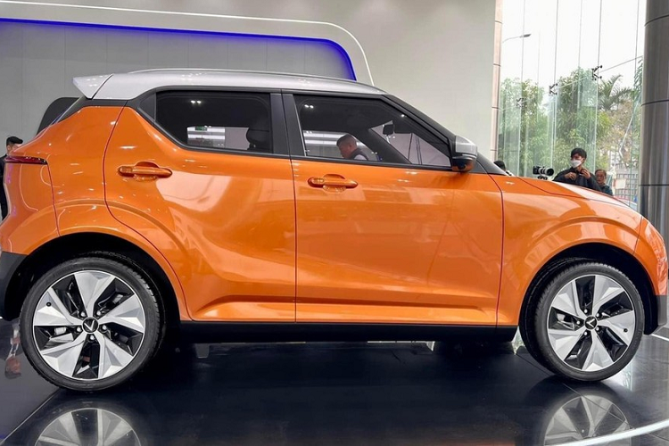 Trong khi đó, xe concept đi kèm vành có đường kính 18 inch. Thay đổi tiếp theo của chiếc VinFast VF5 Plus trong hình ảnh chính là đèn hậu. Không chỉ thiết kế mà ngay cả cách bố trí bên trong đèn hậu cũng khác biệt so với xe concept. Dưới nữa là đèn phản quang cũng không giống loại dùng cho xe concept.