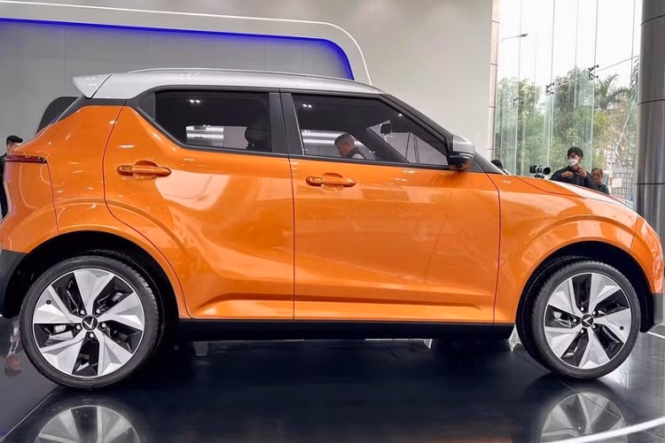 Trong khi đó, xe concept đi kèm vành có đường kính 18 inch. Thay đổi tiếp theo của chiếc VinFast VF5 Plus trong hình ảnh chính là đèn hậu. Không chỉ thiết kế mà ngay cả cách bố trí bên trong đèn hậu cũng khác biệt so với xe concept. Dưới nữa là đèn phản quang cũng không giống loại dùng cho xe concept.