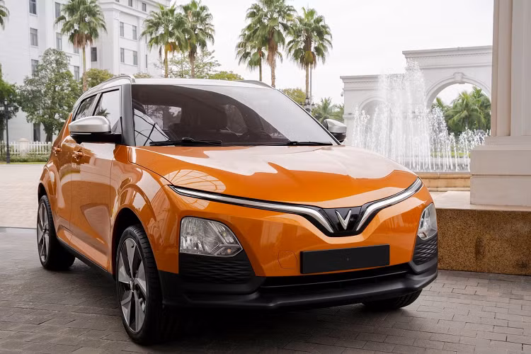 Trong khi đó, nội thất của xe có những tiện nghi như bảng đồng hồ kỹ thuật số 7 inch, màn hình cảm ứng trung tâm 8 inch, ghế lái chỉnh cơ 6 hướng, ghế phụ lái chỉnh cơ 4 hướng, phanh tay chỉnh cơ, cửa sổ lên xuống một chạm ở ghế lái, vô lăng chỉnh cơ 2 hướng, điều hòa tích hợp màng lọc bụi PM2.5, cổng USB Type A ở hai hàng ghế và hệ thống âm thanh 4 loa.