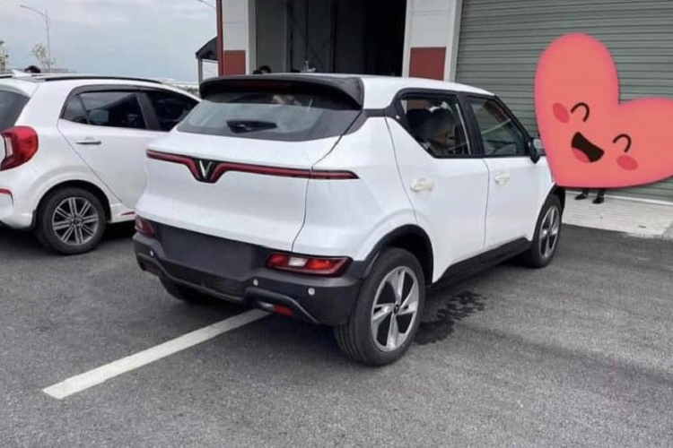 Qua hình ảnh này, có thể thấy VinFast VF5 Plus chạy điện phiên bản thương mại sở hữu một số điều chỉnh về thiết kế so với xe concept. Cụ thể, chiếc VinFast VF5 Plus trong hình ảnh này được trang bị bộ vành la-zăng có thiết kế 4 chấu thay vì 5 chấu như xe concept. Cũng theo công bố của hãng VinFast, VF5 Plus bản thương mại sẽ chỉ dùng vành la-zăng có đường kính 17 inch.