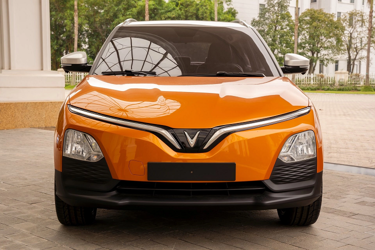 Có thể thấy, trang bị ngoại thất và nội thất của VinFast VF5 Plus khá cơ bản. Bù lại, xe có những công nghệ như thiết lập, theo dõi, ghi nhớ hồ sơ người lái; định vị vị trí xe từ xa; chẩn đoán lỗi trên xe tự động; giám sát và cảnh báo xâm nhập trái phép; đề xuất lịch bảo trì/bảo dưỡng tự động…