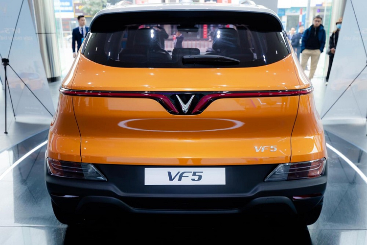 Đèn này được bao quanh bởi tấm ốp gầm giả dưới cản sau. Đây là thiết kế không được áp dụng cho xe concept. Những thay đổi còn lại của chiếc VinFast VF5 Plus phiên bản thương mại nằm ở sự biến mất của logo "VF5" trên cửa cốp sau cũng như baga màu bạc và anten vây cá mập trên nóc xe.