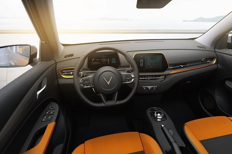 Như thông tin đã đưa, VinFast VF5 Plus là SUV thuần điện hạng A nên sở hữu kích thước khá nhỏ, bao gồm chiều dài 3.965 mm, chiều rộng 1.720 mm, chiều cao 1.580 mm, chiều dài cơ sở 2.513 mm và chiều cao gầm 182 mm.