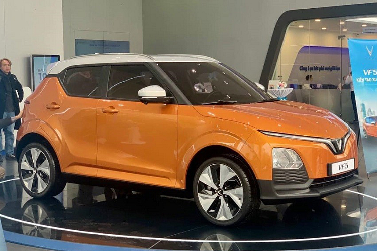 Chưa hết, VinFast VF5 Plus còn được trang bị những tính năng an toàn như phanh đĩa trên 4 bánh, 6 túi khí, hệ thống cân bằng điện tử, kiểm soát lực kéo, hỗ trợ khởi hành ngang dốc, cảnh báo áp suất lốp, hệ thống kiểm soát hành trình, cảnh báo giao thông phía sau, cảnh báo điểm mù, cảnh báo luồng giao thông đến khi mở cửa, hỗ trợ đỗ xe phía sau và camera lùi.