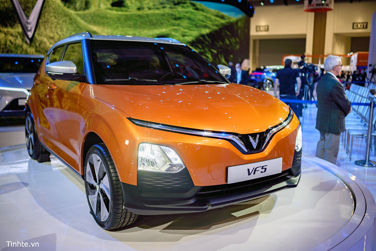 Thời gian sạc pin bằng bộ sạc tiêu chuẩn 2,2 kW là 18 tiếng. Trong khi đó, thời gian sạc pin từ 10% lên 70% với bộ sạc nhanh là 30 phút. Giá bán không kèm pin của mẫu ô tô điện này là 458 triệu đồng (đã bao gồm VAT). Nếu mua kèm cả pin, khách hàng Việt cần chi số tiền 538 triệu đồng. Chi phí lăn bánh của VinFast VF5 Plus là 484 triệu đồng nếu thuê pin và 564 triệu đồng nếu kèm cả pin.