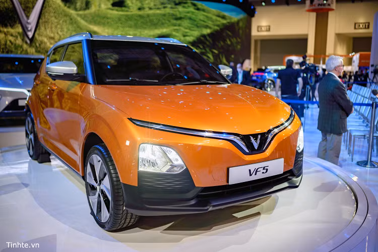 Thời gian sạc pin bằng bộ sạc tiêu chuẩn 2,2 kW là 18 tiếng. Trong khi đó, thời gian sạc pin từ 10% lên 70% với bộ sạc nhanh là 30 phút. Giá bán không kèm pin của mẫu ô tô điện này là 458 triệu đồng (đã bao gồm VAT). Nếu mua kèm cả pin, khách hàng Việt cần chi số tiền 538 triệu đồng. Chi phí lăn bánh của VinFast VF5 Plus là 484 triệu đồng nếu thuê pin và 564 triệu đồng nếu kèm cả pin.