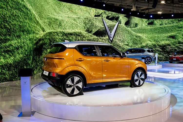 Trong khi đó, khách hàng đặt cọc tiêu chuẩn 10 triệu đồng sẽ được ưu đãi giá 20 triệu đồng, có thể hoàn/hủy cọc hoặc chuyển nhượng cọc cho người khác. Dự kiến, VinFast VF5 Plus sẽ bắt đầu được giao cho khách hàng từ tháng 4/2023 với 6 màu sắc ngoại thất và 3 màu nội thất. Xe được bảo hành chính hãng 7 năm hoặc 140.000 km, tuỳ điều kiện nào đến trước.