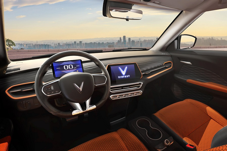 Đáng tiếc là hiện chưa có hình ảnh chụp đầu xe và nội thất của chiếc VinFast VF5 Plus này. Do đó, chưa rõ những khu vực còn lại có thay đổi so với xe concept hay không.