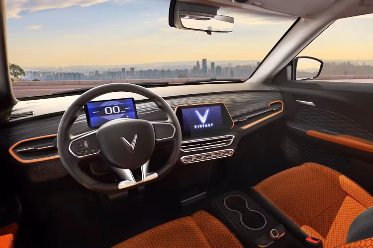 Đáng tiếc là hiện chưa có hình ảnh chụp đầu xe và nội thất của chiếc VinFast VF5 Plus này. Do đó, chưa rõ những khu vực còn lại có thay đổi so với xe concept hay không.