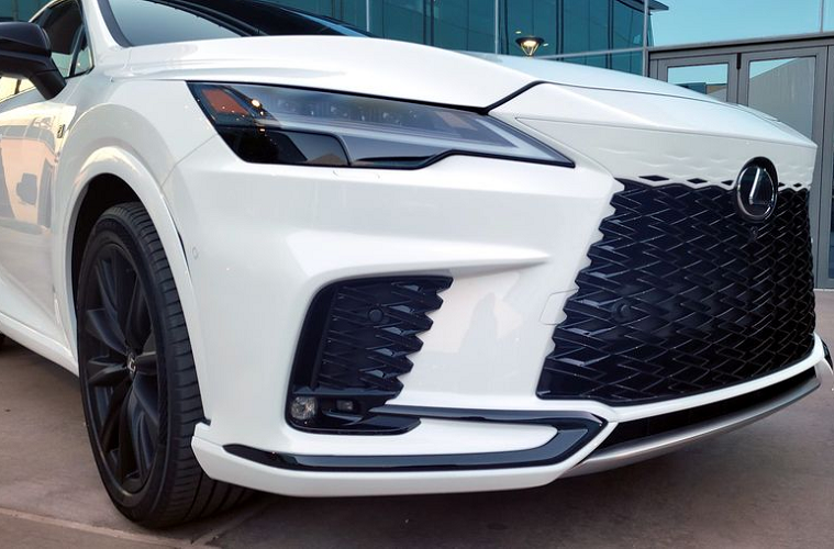 Ngoại hình Lexus RX 2023 mang hơi hướng xe điện với lưới tản nhiệt đặt thấp, sử dụng các hoạ tiết hình con suốt đồng màu thân xe. Hai bên là cụm đèn pha mới, tích hợp dải đèn LED định vị ban ngày hình chữ "L" quen thuộc, ngay bên dưới là khe gió nằm dọc với viền đen bóng và tích hợp đèn sương mù trước.