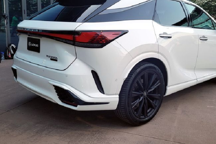 Ở phía sau, logo chữ "L" loại bỏ để thay bằng dòng chữ "LEXUS". Ống xả giấu dưới gầm xe. Khung gầm GA-K hoàn toàn mới, tương tự ES và NX, cứng hơn và nhẹ hơn 89,8 kg so với khung gầm của đời cũ. 