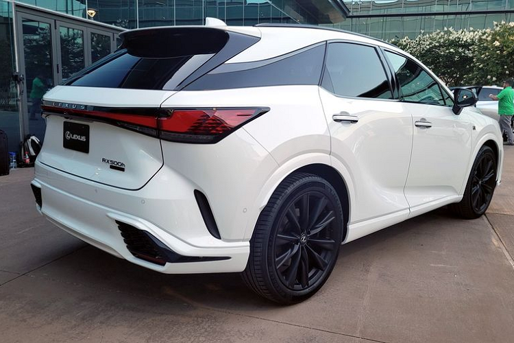 Về truyền động, phiên bản Lexus RX 350 thế hệ mới dùng động cơ xăng tăng áp 2.4L 4 xi-lanh mới, sản sinh công suất 275 mã lực và mô-men xoắn cực đại 429 Nm, mạnh hơn loại V6 3.5L cũ khoảng 20 mã lực và 68 Nm. Đi kèm là hộp số tự động 8 cấp, hệ dẫn động cầu trước hoặc 4 bánh toàn thời gian.