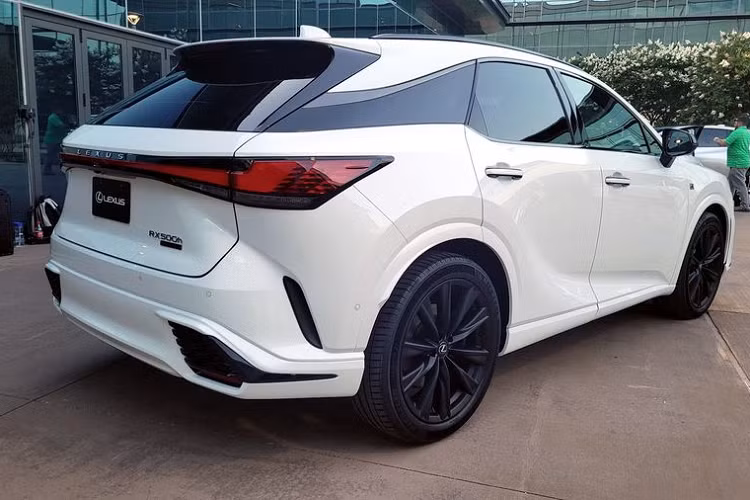 Về truyền động, phiên bản Lexus RX 350 thế hệ mới dùng động cơ xăng tăng áp 2.4L 4 xi-lanh mới, sản sinh công suất 275 mã lực và mô-men xoắn cực đại 429 Nm, mạnh hơn loại V6 3.5L cũ khoảng 20 mã lực và 68 Nm. Đi kèm là hộp số tự động 8 cấp, hệ dẫn động cầu trước hoặc 4 bánh toàn thời gian.