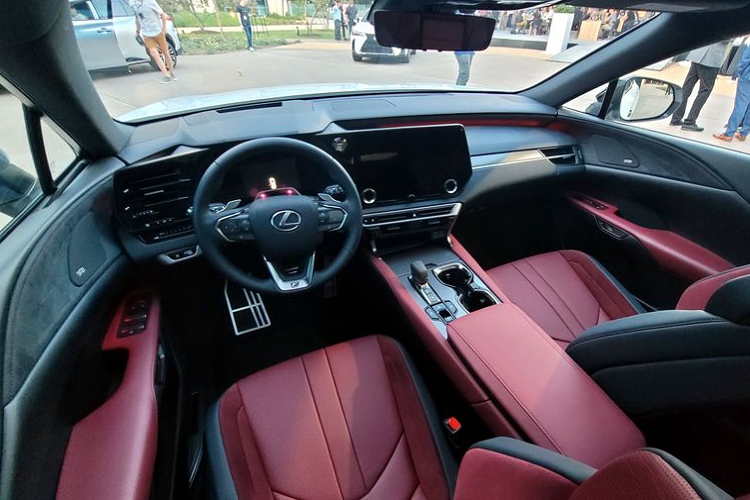 Hệ thống treo sau đa liên kết được nâng cấp đem lại khả năng vận hành êm ái hơn. Lexus RX 500h F Sport Performance 2023 có thiết kế thể thao hơn, xe sẽ được trang bị cản trước / sau mới và lưới tản nhiệt sơn màu đen bóng, bộ mâm "thửa riêng" và cùm phanh 6 piston.