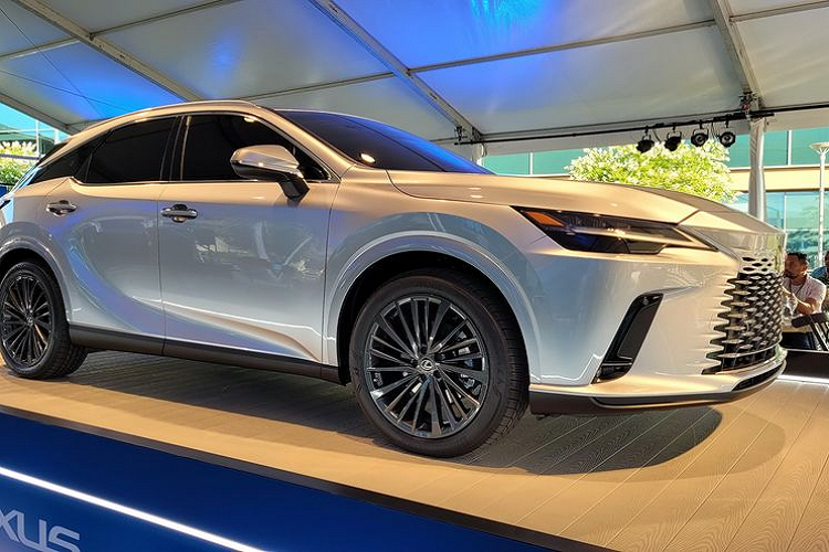 Một số điểm nhấn khác của RX 2023 là các vòm bánh xe tròn trịa, thân xe mượt mà hơn, bộ mâm hợp kim 19 inch tiêu chuẩn hoặc tùy chọn 21 inch, đèn hậu nối liền với nhau bằng dải đèn mỏng ở giữa, khe gió hẹp ở hai góc đuôi xe, nẹp màu đen trên cản sau và ống xả được giấu khá kỹ, tạo cảm giác gọn gàng hơn.