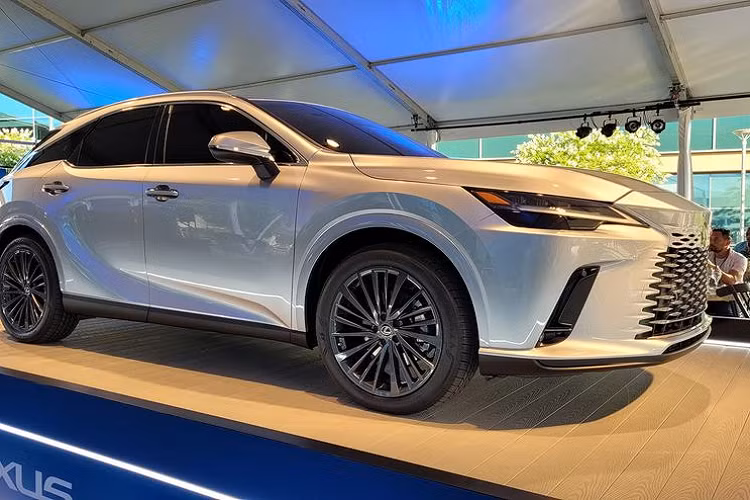 Một số điểm nhấn khác của RX 2023 là các vòm bánh xe tròn trịa, thân xe mượt mà hơn, bộ mâm hợp kim 19 inch tiêu chuẩn hoặc tùy chọn 21 inch, đèn hậu nối liền với nhau bằng dải đèn mỏng ở giữa, khe gió hẹp ở hai góc đuôi xe, nẹp màu đen trên cản sau và ống xả được giấu khá kỹ, tạo cảm giác gọn gàng hơn.