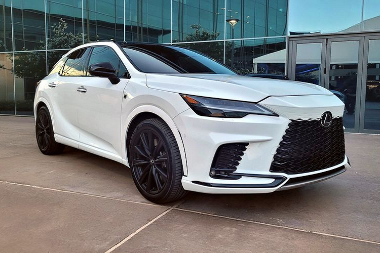 Theo một số nguồn tin, Lexus RX 2023 tại Việt Nam sẽ được bán ra với 4 phiên bản gồm RX 350 Premium, RX 350 Luxury, RX 350 F Sport và RX 500h F Sport Performance, giá bán dự kiến lần lượt là 4,1 - 4,7 - 4,9 và 5,2 tỷ đồng, khác với mức khởi điểm từ 3,6 tỷ đồng như một tư vấn viên tiết lộ hồi đầu tháng này.