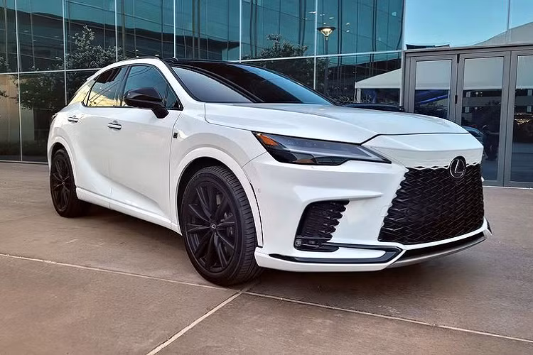 Theo một số nguồn tin, Lexus RX 2023 tại Việt Nam sẽ được bán ra với 4 phiên bản gồm RX 350 Premium, RX 350 Luxury, RX 350 F Sport và RX 500h F Sport Performance, giá bán dự kiến lần lượt là 4,1 - 4,7 - 4,9 và 5,2 tỷ đồng, khác với mức khởi điểm từ 3,6 tỷ đồng như một tư vấn viên tiết lộ hồi đầu tháng này.