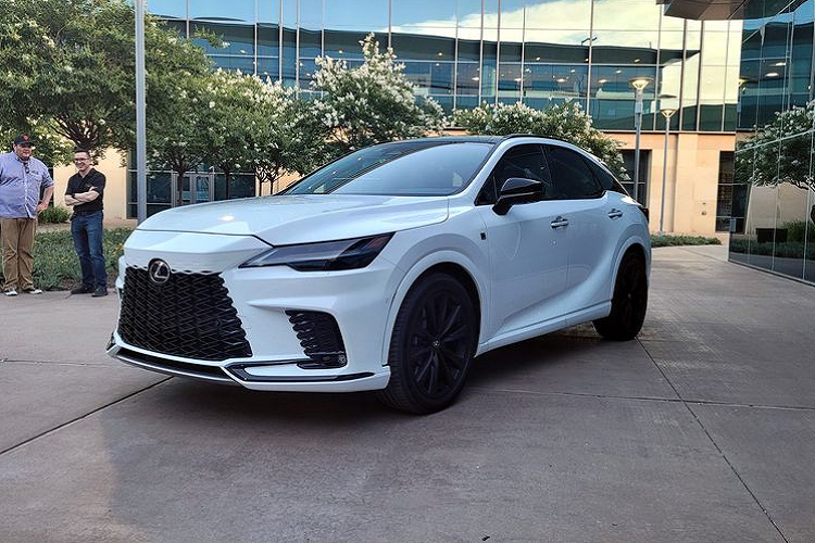 Hiện một số đại lý cũng đã ngừng bán và ngừng nhận đặt hàng Lexus RX phiên bản cũ giá 3,24 - 4,71 tỷ đồng. Nhiều khách đang chờ giao xe RX cũ thậm chí còn bị đại lý báo hủy và gợi ý chuyển sang RX 2023. Lexus RX thế hệ thứ 5 sở hữu thiết kế hoàn toàn mới, bổ sung công nghệ và tuỳ chọn động cơ plug-in hybrid.