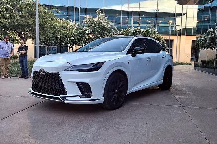 Hiện một số đại lý cũng đã ngừng bán và ngừng nhận đặt hàng Lexus RX phiên bản cũ giá 3,24 - 4,71 tỷ đồng. Nhiều khách đang chờ giao xe RX cũ thậm chí còn bị đại lý báo hủy và gợi ý chuyển sang RX 2023. Lexus RX thế hệ thứ 5 sở hữu thiết kế hoàn toàn mới, bổ sung công nghệ và tuỳ chọn động cơ plug-in hybrid.