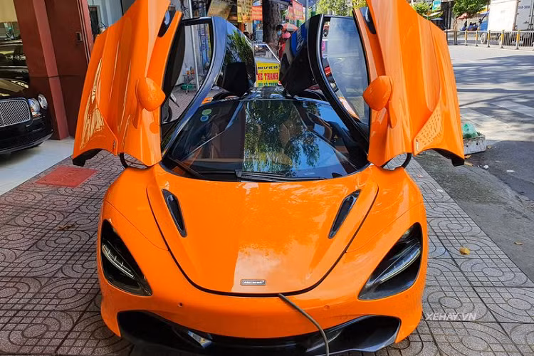 Chiếc McLaren 720S màu độc trong bài từng có thời gian nằm trong gara của doanh nhân Nguyễn Quốc Cường (Cường Đô la), ngay từ thời điểm đó xe đã được nâng cấp rất nhiều chi tiết để trở lên độc đáo hơn so với những chiếc 720S còn lại ở Việt Nam.