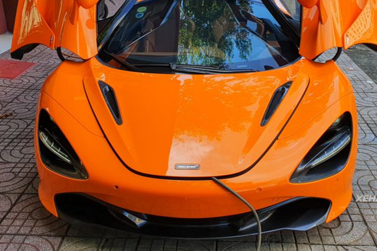 Mức giá xe McLaren 720S khi mới về Việt Nam khoảng hơn 20 tỷ đồng, nó khoác trên mình bộ cánh màu cam bắt mắt, kết hợp phần nóc xe sơn đen. Siêu xe có diện mạo vô cùng khí động học với phần vỏ xe được làm từ các miếng nhôm siêu nhẹ và hệ thống thống khung gầm được làm hoàn toàn từ sợi carbon.