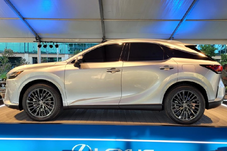 Cuối cùng là hệ thống dừng khẩn cấp, cảnh báo chệch làn đường tích hợp hỗ trợ đánh lái và hệ thống hỗ trợ đỗ xe nâng cấp. Đáng tiếc là giá xe Lexus RX 2023 vẫn chưa được hé lộ. Dự kiến, xe sẽ bắt đầu được bán ra tại thị trường Mỹ vào cuối năm nay.