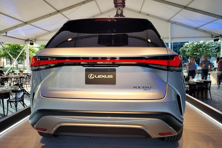 Điểm nhấn cuối cùng của Lexus RX 2023 chính là gói công nghệ an toàn chủ động Lexus Safety System+ 3.0, bao gồm hệ thống kiểm soát hành trình ở mọi dải tốc độ, tính năng kiểm soát tốc độ khi vào cua mới, hệ thống ngăn va chạm sớm nâng cấp đi kèm tính năng phát hiện người đi bộ, hỗ trợ tránh va chạm ở giao lộ và phát hiện mô-tô mới.