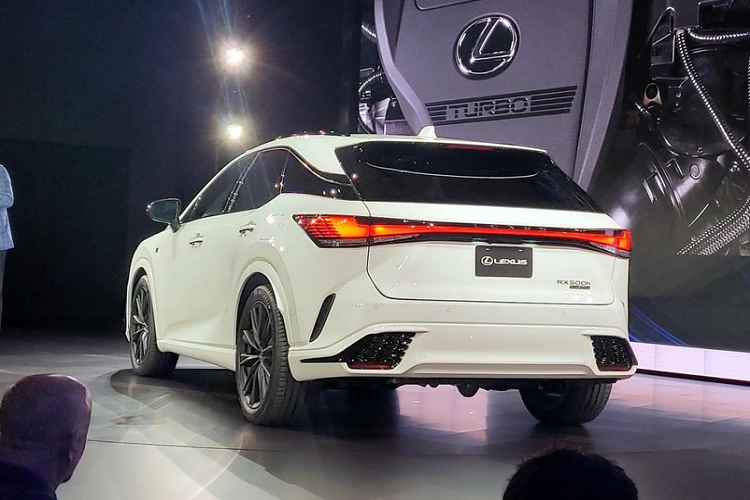 Sức mạnh được truyền tới bánh thông qua hộp số tự động 8 cấp. Ngoài ra, Lexus RX350 2023 còn có hệ dẫn động cầu trước hoặc 4 bánh toàn thời gian. Nhờ đó, xe có thể tăng tốc từ 0-96 km/h trong thời gian 7,2 giây, nhanh hơn trước 0,7 giây.