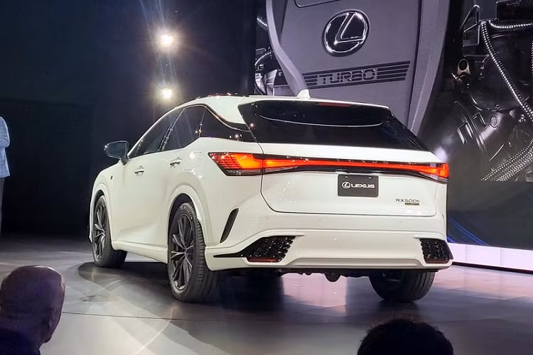 Sức mạnh được truyền tới bánh thông qua hộp số tự động 8 cấp. Ngoài ra, Lexus RX350 2023 còn có hệ dẫn động cầu trước hoặc 4 bánh toàn thời gian. Nhờ đó, xe có thể tăng tốc từ 0-96 km/h trong thời gian 7,2 giây, nhanh hơn trước 0,7 giây.