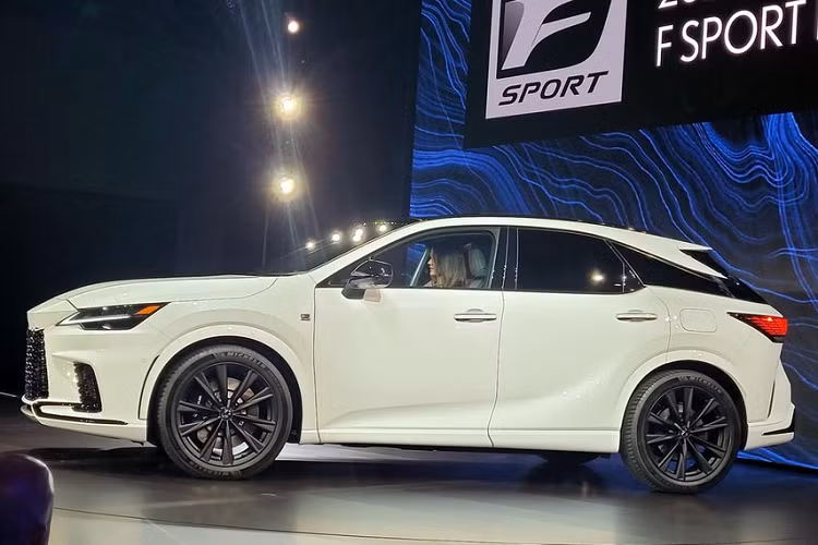 Mạnh nhất trong dòng Lexus RX thế hệ mới chính là RX 500h F Sport Performance. Phiên bản này được trang bị động cơ xăng 4 xi-lanh, tăng áp, dung tích 2.4L, hộp số tự động 6 cấp và mô-tơ điện công suất cao nằm trên cầu sau. Hệ truyền động hybrid này cho phép Lexus RX 500h F Sport Performance 2023 sở hữu công suất tối đa 367 mã lực và mô-men xoắn cực đại 550 Nm. Thời gian tăng tốc từ 0-96 km/h của xe là 5,9 giây trong khi lượng xăng tiêu thụ trung bình là 9,05 lít/100 km.