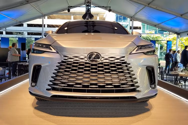 Theo đó, RX mới được trang bị lưới tản nhiệt hình con suốt đặc trưng của thương hiệu Lexus nhưng nâng cấp thiết kế. Lưới tản nhiệt giờ đây được chia thành 2 phần với phần trên sơn cùng màu với thân xe và phần dưới đi kèm mắt lưới đa điểm hình quả trám. Ngoài ra, lưới tản nhiệt mới còn mang đến thiết kế thẳng đứng hơn cho phần đầu xe.