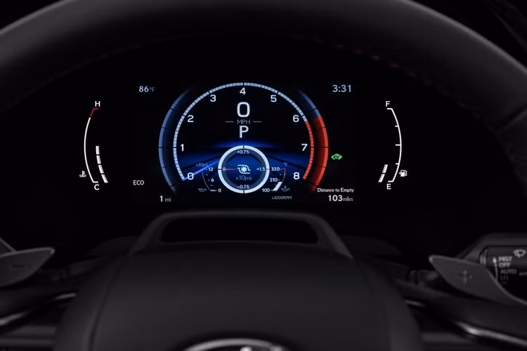 Bước vào bên trong Lexus RX 2023, người lái sẽ bắt gặp không gian nội thất cải tiến đáng kể, tương tự NX thế hệ mới. Có thể thấy rõ điều này qua bảng đồng hồ kỹ thuật số và hệ thống thông tin giải trí Lexus Interface thế hệ mới, đi kèm màn hình cảm ứng lớn hơn.