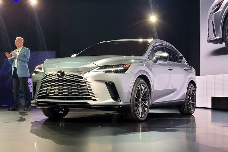 Lần đầu tiên trình làng vào năm 1998, Lexus RX đã nhanh chóng gặt hái thành công tại thị trường Mỹ. Kể từ đó đến nay, mẫu SUV hạng sang này chưa bao giờ hết "hot" dù đã trải qua 4 thế hệ. Trong năm 2021, RX một lần nữa là mẫu xe bán chạy nhất của thương hiệu Lexus tại thị trường Mỹ. Để không đánh mất sức hấp dẫn, Lexus RX 2023 mới đã chính thức được ra mắt tại Mỹ vào ngày 31/5/2022 vừa qua.