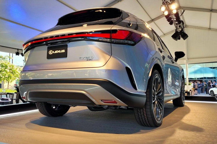 Cũng như ngoại thất, nội thất của Lexus RX 500h F Sport Performance 2023 có đôi chút khác biệt so với các bản còn lại. Cụ thể, xe được trang bị vô lăng bọc da, tích hợp lẫy chuyển số, bộ bàn đạp bằng nhôm, mặt cửa bọc da lộn, ốp bậc cửa F Sport, cửa sổ trời toàn cảnh Panorama và màn hình hiển thị thông tin kính lái HUD.