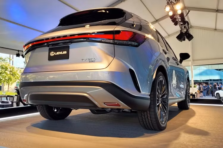 Cũng như ngoại thất, nội thất của Lexus RX 500h F Sport Performance 2023 có đôi chút khác biệt so với các bản còn lại. Cụ thể, xe được trang bị vô lăng bọc da, tích hợp lẫy chuyển số, bộ bàn đạp bằng nhôm, mặt cửa bọc da lộn, ốp bậc cửa F Sport, cửa sổ trời toàn cảnh Panorama và màn hình hiển thị thông tin kính lái HUD.