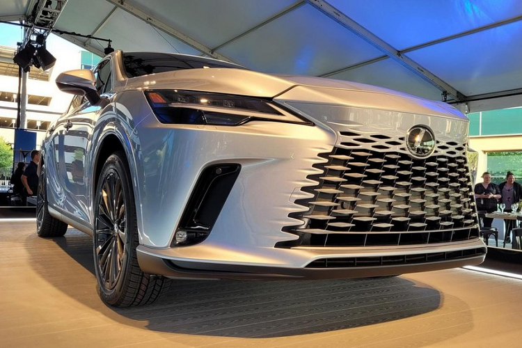 Tuy là thế hệ mới nhưng mẫu xe SUV Lexus RX 2023 chỉ mang trên mình thiết kế tiến hóa so với trước. Có lẽ các nhà thiết kế của hãng Lexus không muốn mạo hiểm vì sợ đánh mất thành công của dòng SUV hạng sang này. Tuy nhiên, trái với mong đợi của Lexus, ngoại hình của RX thế hệ mới đã gây tranh cãi, thậm chí là bị chê bai không ít, trên các diễn đàn và mạng xã hội. Chi tiết bị "ném đá" nhiều nhất trên xe chính là lưới tản nhiệt.