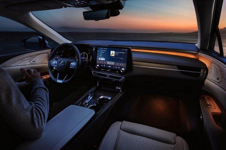 Được phát triển dựa trên cơ sở gầm bệ GA-K tương tự ES và NX, Lexus RX 2023 sở hữu chiều dài cơ sở tăng 60 mm, trọng lượng giảm 89,8 kg trong khi chiều dài vẫn giữ nguyên ở mức 4.890 mm. Ngoài ra, xe còn được trang bị hệ thống treo đa liên kết hoàn toàn mới ở phía sau. Nhờ chiều dài cơ sở tăng lên như đã nhắc ở trên, nội thất của Lexus RX 2023 trở nên rộng rãi hơn, đặc biệt là ở hàng ghế sau và khoang hành lý.