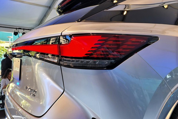 Tiếp đến là cụm đèn pha mới, tích hợp dải đèn LED định vị ban ngày hình chữ "L" quen thuộc. Bên dưới còn có khe gió nằm dọc với viền đen bóng và tích hợp đèn sương mù trước. Nhìn từ bên sườn, chúng ta sẽ bắt gặp hốc bánh tròn trịa và thân xe mượt mà hơn. Nằm bên trong hốc bánh này là vành hợp kim 19 inch sơn màu xám đậm. Nếu chi thêm tiền, khách hàng có thể nâng cấp lên vành 21 inch.
