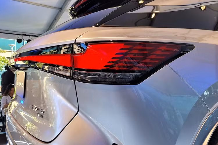 Tiếp đến là cụm đèn pha mới, tích hợp dải đèn LED định vị ban ngày hình chữ "L" quen thuộc. Bên dưới còn có khe gió nằm dọc với viền đen bóng và tích hợp đèn sương mù trước. Nhìn từ bên sườn, chúng ta sẽ bắt gặp hốc bánh tròn trịa và thân xe mượt mà hơn. Nằm bên trong hốc bánh này là vành hợp kim 19 inch sơn màu xám đậm. Nếu chi thêm tiền, khách hàng có thể nâng cấp lên vành 21 inch.