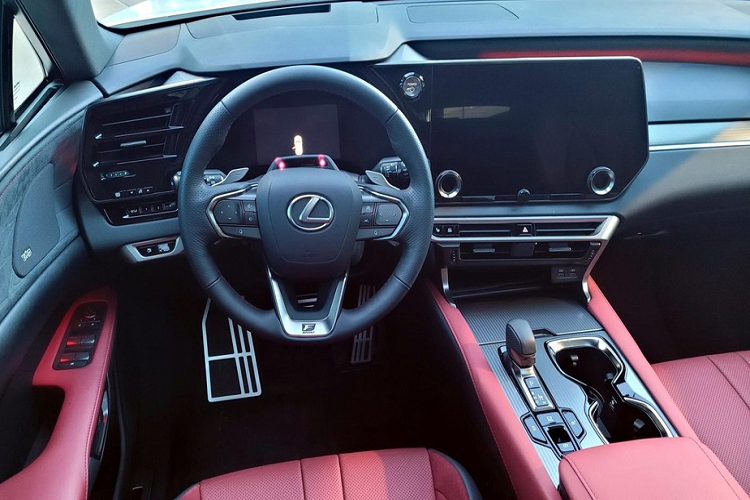 Hiện hãng Lexus chưa công bố thông tin cụ thể về màn hình trung tâm của RX mới. Dự đoán, màn hình cũng có kích thước 9,8 inch ở bản tiêu chuẩn và 14 inch tùy chọn như Lexus NX 2022. Đồng thời, màn hình còn hỗ trợ hệ thống định vị dựa trên đám mây, tính năng trợ lý ảo và cập nhật phần mềm qua WiFi.