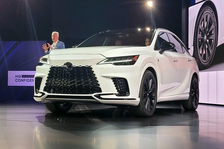 Đằng sau xe, Lexus RX 2023 được thiết kế góc cạnh và có tính liên kết cao hơn trước. Trong đó, điểm nhấn nằm ở cụm đèn hậu nối liền với nhau bằng dải đèn mỏng ở giữa. Ngoài ra, cụm đèn hậu còn được bao quanh bằng nẹp màu đen bóng, tích hợp tem chữ nổi "Lexus" khá nhỏ. Thêm vào đó là khe gió hẹp ở hai góc đuôi xe, nẹp màu đen trên cản sau và ống xả được giấu khá kỹ, tạo cảm giác gọn gàng hơn.